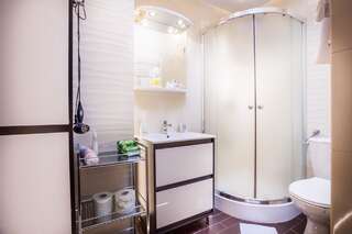 Гостевой дом Ricardpol B&B Тарнув Трехместный номер с собственной ванной комнатой вне номера-7
