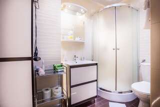 Гостевой дом Ricardpol B&B Тарнув Трехместный номер с собственной ванной комнатой вне номера-13